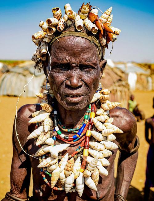 非洲原始部落独特风俗唇盘越大越美组图