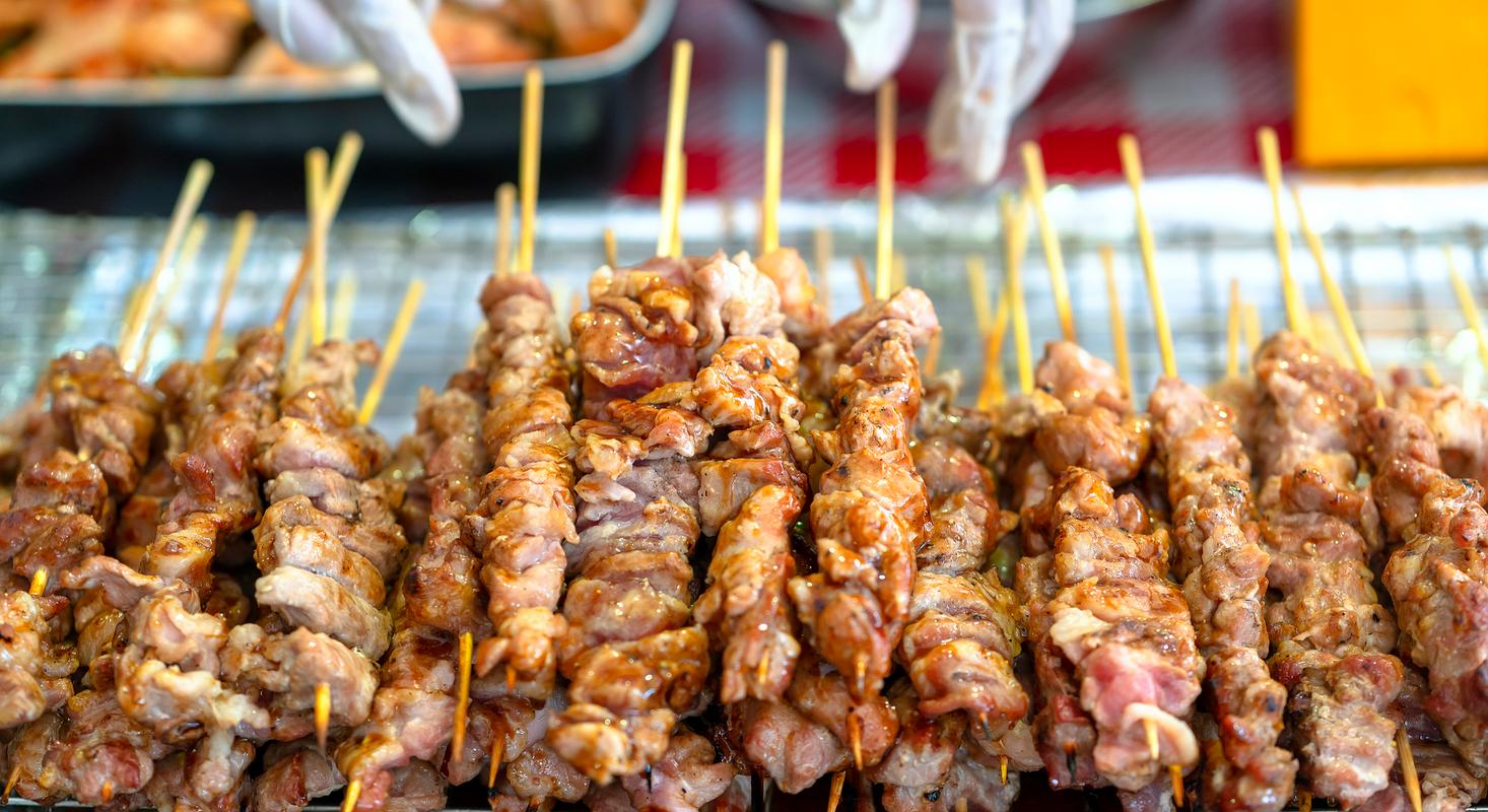 烤羊肉串是深受喜爱的新疆地区民族风味小吃,来新疆旅游观光的中外