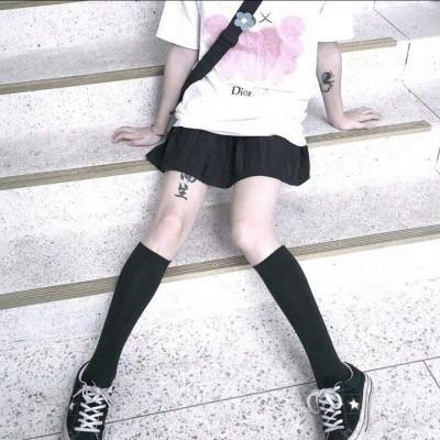 部位女头短裙控 中学生筷子腿图片