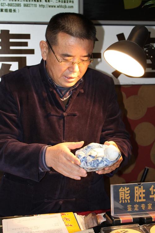 国家文物鉴定估价师熊胜华在武汉弘卓古玩鉴定中心现场点评弥勒佛瓷像