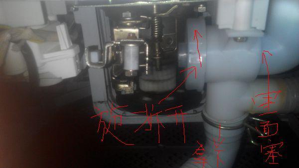 全自动洗衣机排水系统拆开清理视频教程就可以看见这个这就是排水阀