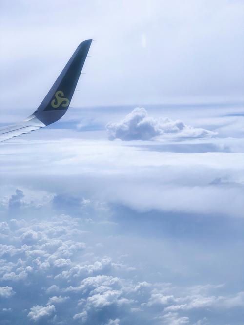 从飞机上俯瞰云海