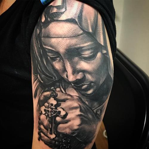 大臂黑灰写实圣母十字架纹身图案