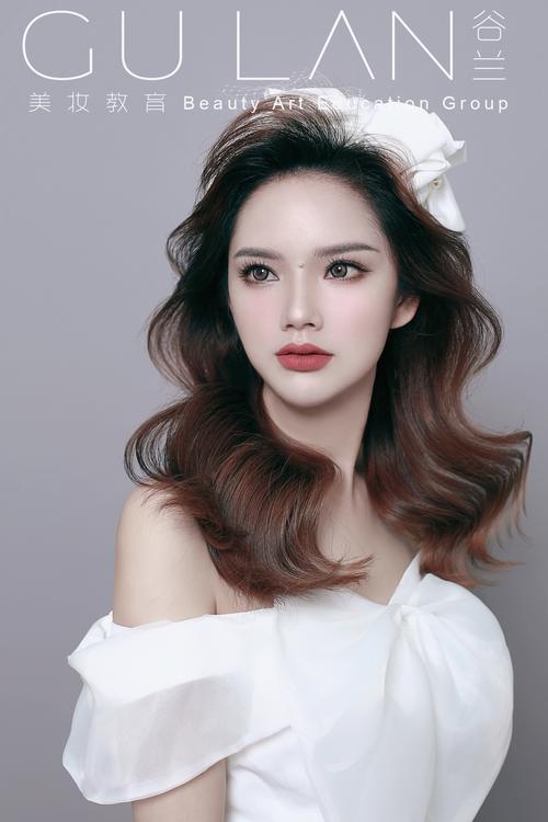 谷兰美妆教育频道的化妆造型作品《韩式披发新娘发型》