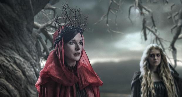 在电影中,被镇压千年之久的邪恶女巫血皇后(米拉·乔沃维奇饰)冲破