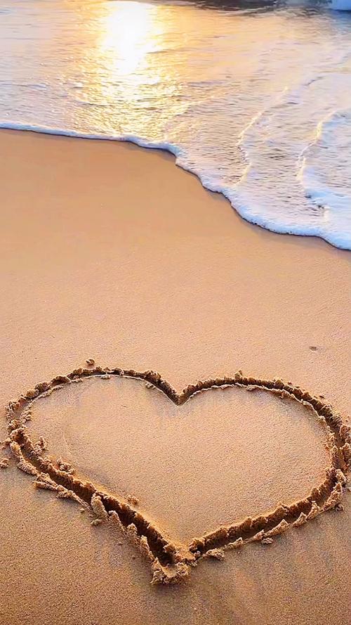 听海浪的声音在海边沙滩上,画一个爱心,让大海带走我的
