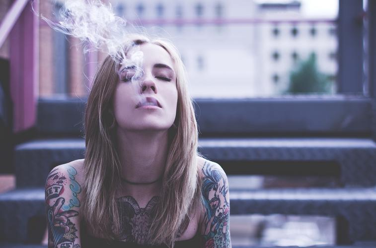 妇女,纹身,闭着眼睛,吸烟,壁纸