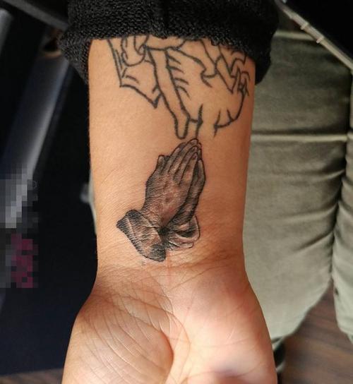 男生手臂上黑灰素描创意基督教祈祷手势纹身图片 - 纹身秀