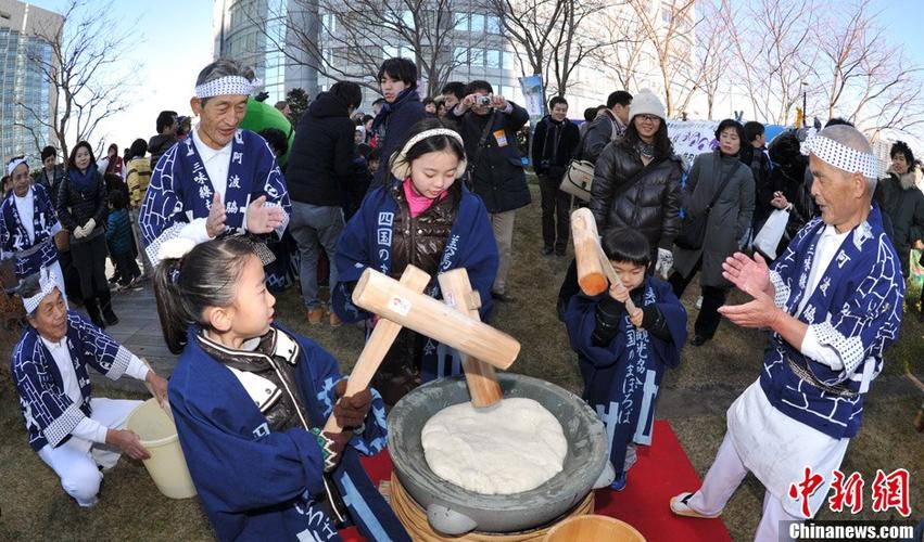 日本民众举行打年糕活动 彰显传统文化 (2/3)