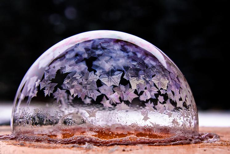 泡沫中的雪花世界,简直是大自然赐予的魔法水晶球