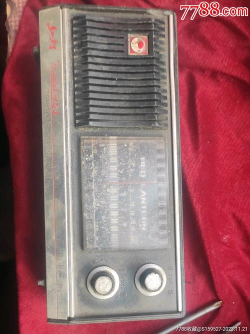 这是一台早期70年代由中华人民共和国制造出品的红灯牌晶体管收音机