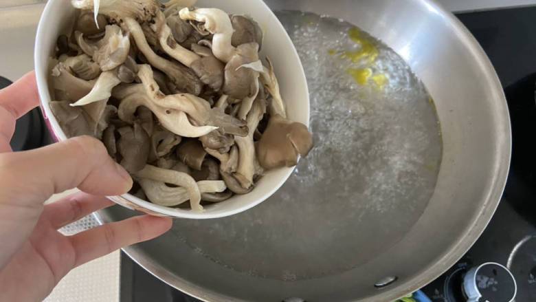 白菜炒蘑菇,下蘑菇焯水一分钟捞出备用