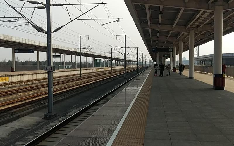 无聊的高铁西成高铁crh3ac6310次列车青白江东站进站