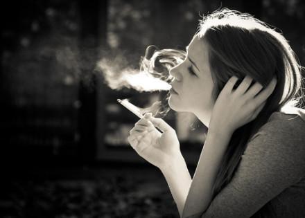 一个人抽烟的伤感说说一个人孤独的抽烟伤感句子