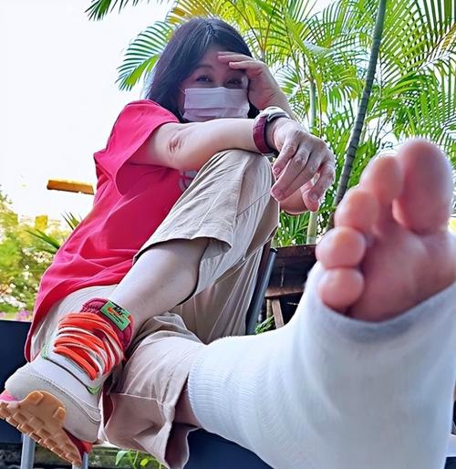 新加坡一姐陈莉萍近况脚骨折拒绝动手术打石膏需坐轮椅出行