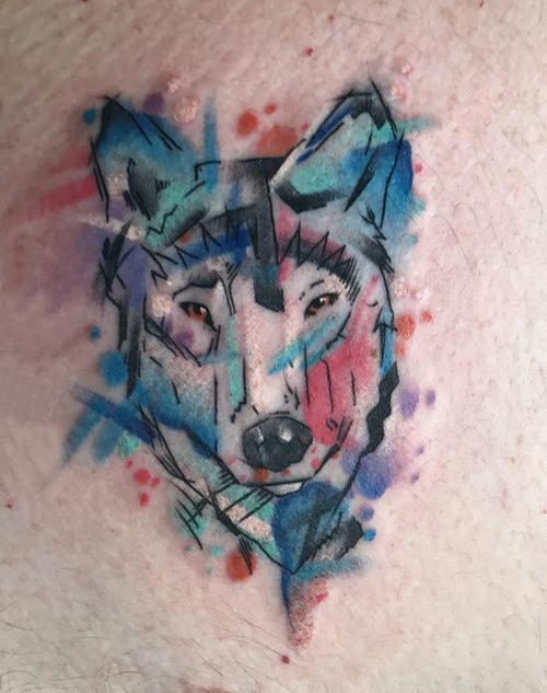 男生胸部彩绘泼墨简单抽象线条动物狼头纹身图案
