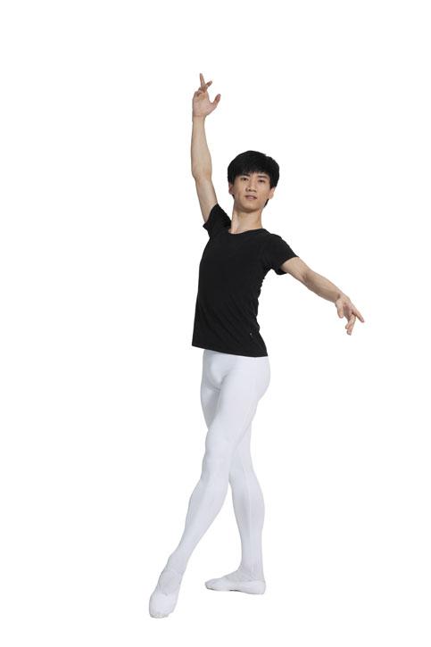 棚拍年轻的芭蕾舞男演员练习基本功