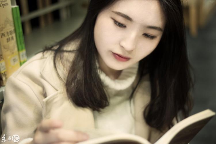她经常到四川图书馆读书读出了气质被网友称为书香气质女孩