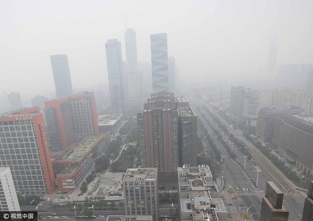 南京遭遇空气质量中度污染 天空灰蒙一片