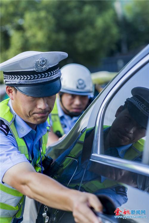 8月15日,周六值班的市公安局交警大队江南中队民警黄益挺路遇一辆抛锚