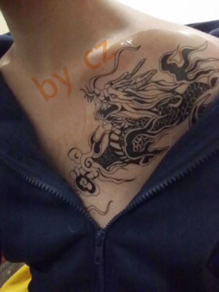 纹在胸前的麒麟纹身图案