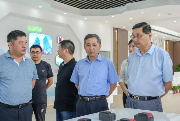 在原湖滨乡党委的任命下,茆玉斌被调到业已停产4个月的长江电缆厂