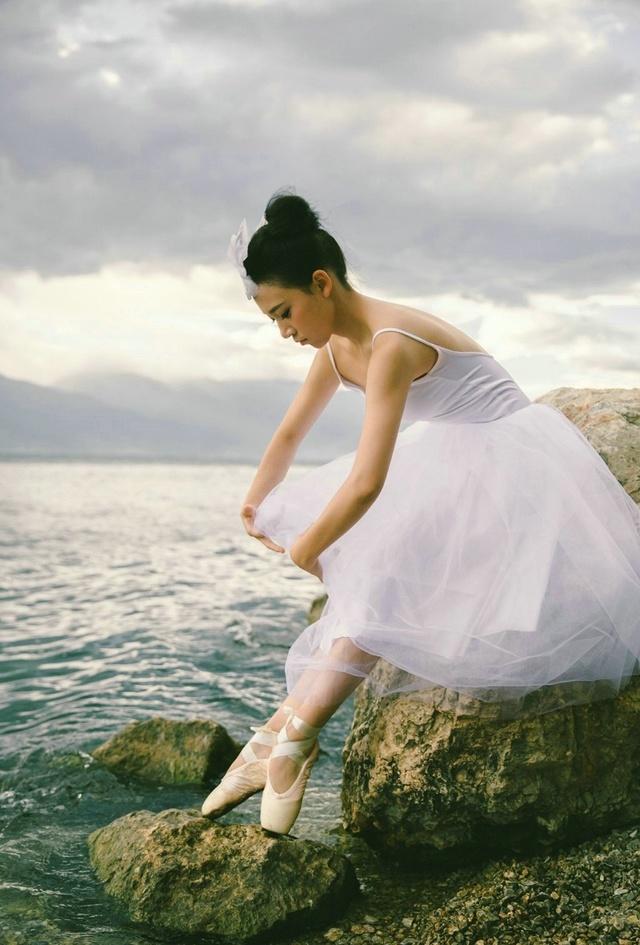 芭蕾舞少女湖边舞裙唯美意境,络绎不绝的姿态飞舞散开
