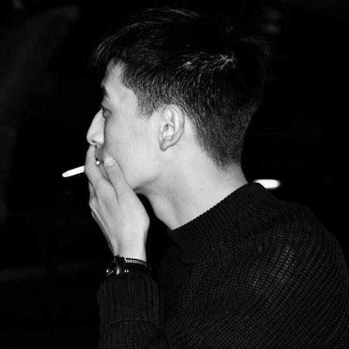 暗夜吸烟男头像qq头像男生伤感 黑白 卡通 帅气 抽烟的男生伤感头像大