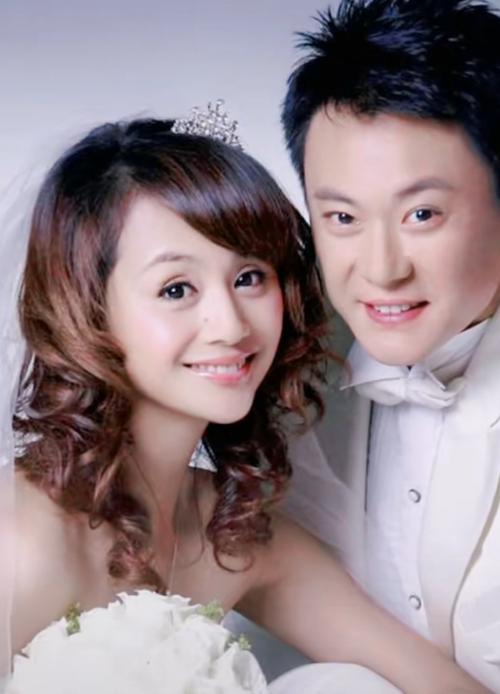 9月28日,曹颖在个人社交平台晒出一段与老公结婚照的视频,配文称: