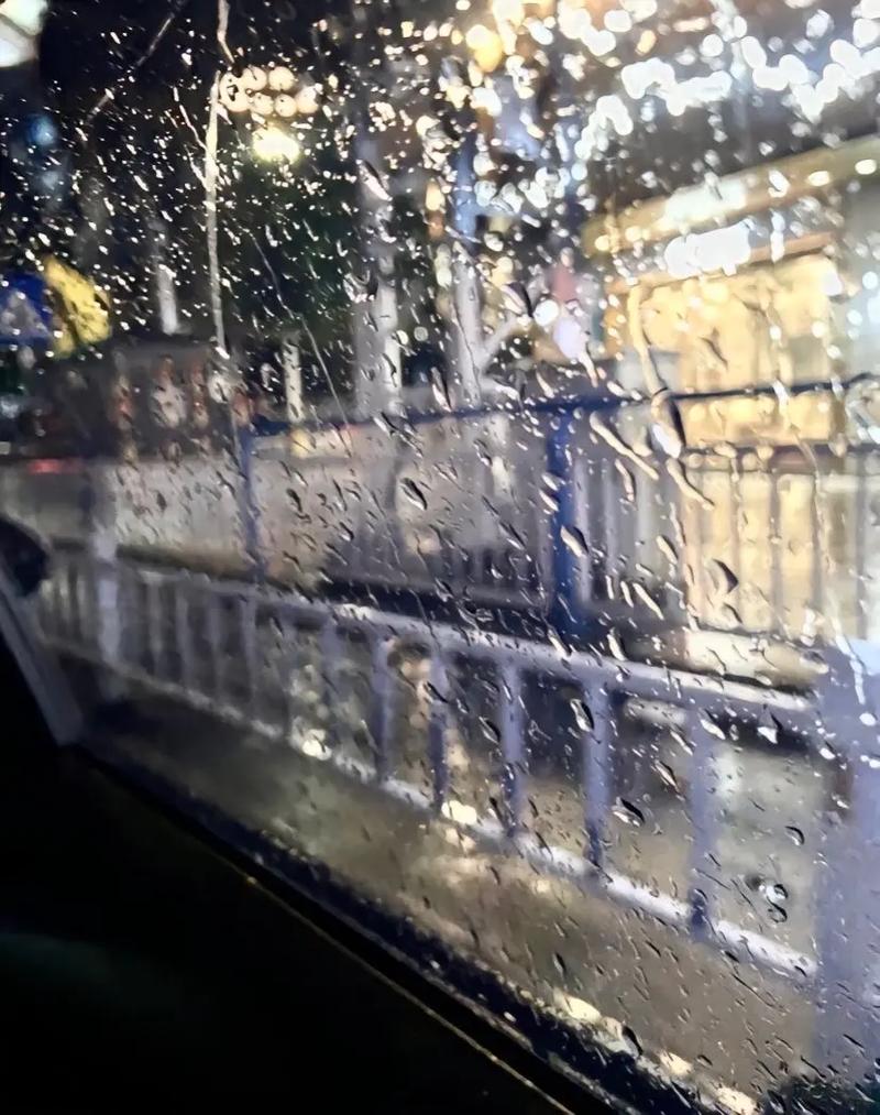 下雨了,雨滴落在车窗上,随手一拍的封神照片.雨水模糊了窗外的 - 抖音