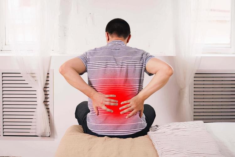右后背疼是怎么回事 (后背疼痛不一定是累得,提醒:或许与这4种疾病有