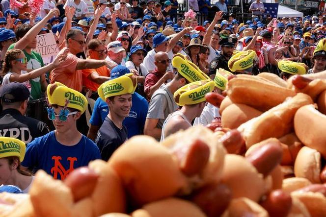 7月4日,人们在美国纽约康尼岛观看吃热狗大赛.