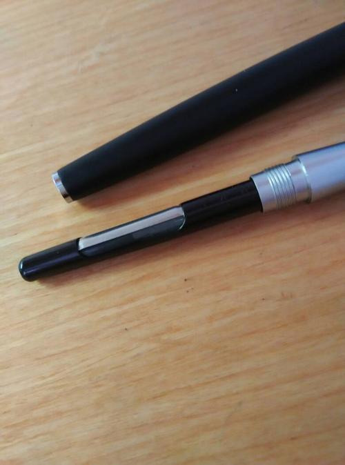 如图,这样的钢笔该怎么吸墨水?我按压了那里但就是吸不上来