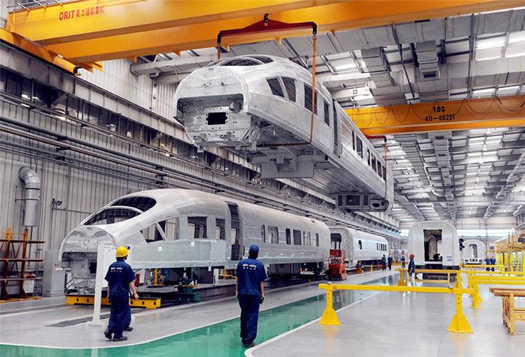 中车唐山公司在厂房建造火车.