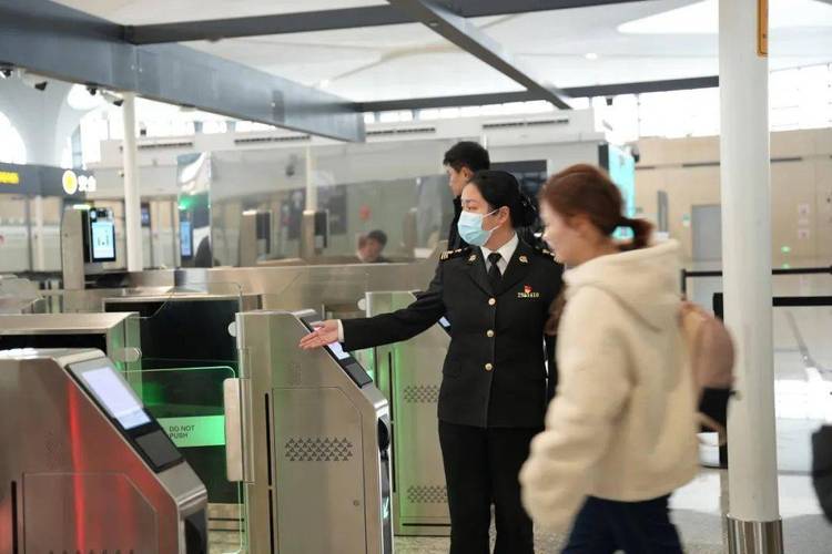 除了提供温馨的服务外,杭州萧山机场海关还通过升级设备,提升旅客通关