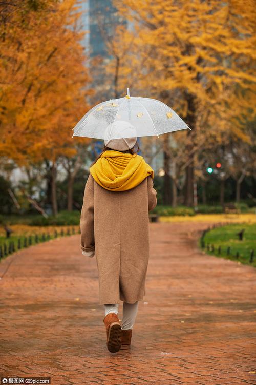 下雨天美女公园里散步背影文艺伤感