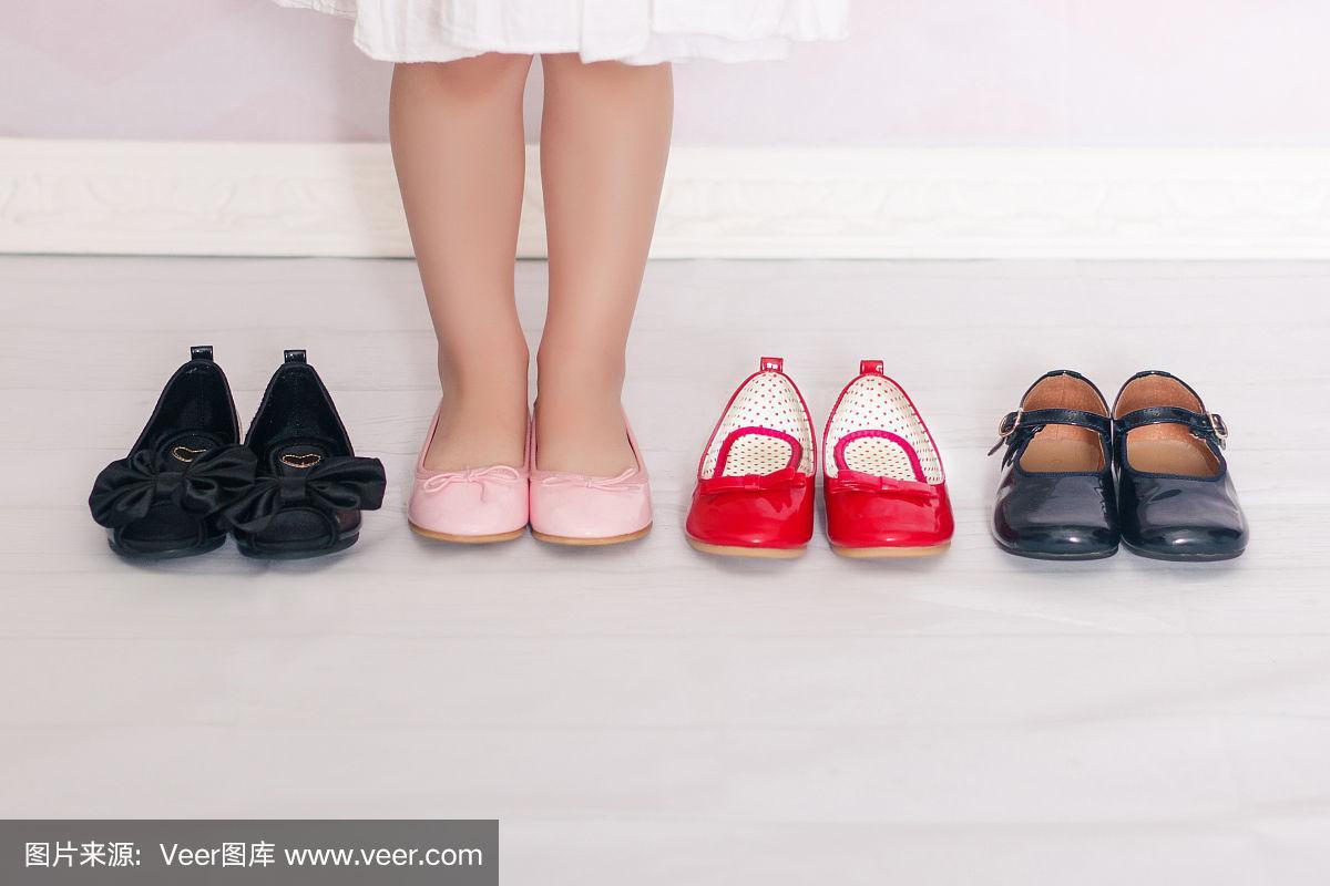 穿着白袜子,粉红色鞋子的小女孩的腿