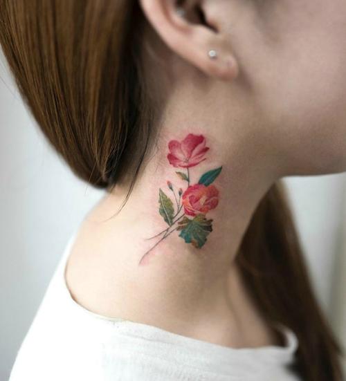 个性女孩颈部侧边艳丽花朵纹身图案