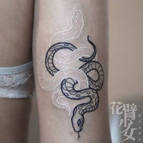 花臂少女tattoo新工艺白色黑白蛇纹身贴 蛇 黑白线条蟒蛇手臂暗黑