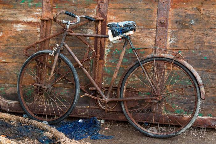 埃索维拉港的一辆生锈的旧自行车