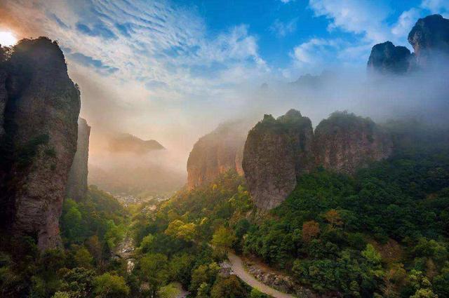 随着浙江省旅游业的发展,许多山地景观开始得到更好的发展和完善.