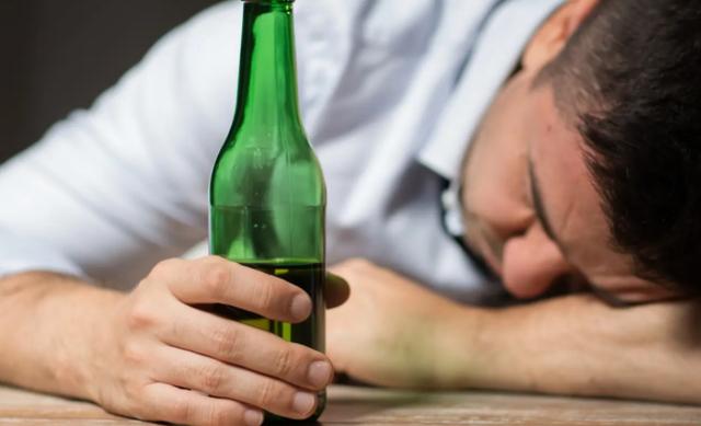每天喝杯酒,对身体好吗?长达12年的研究:喝酒或会增加房颤风险