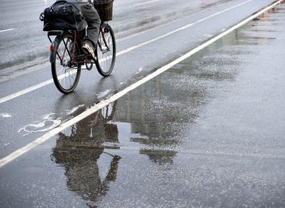 湿的自行车在雨中骑自行车照片