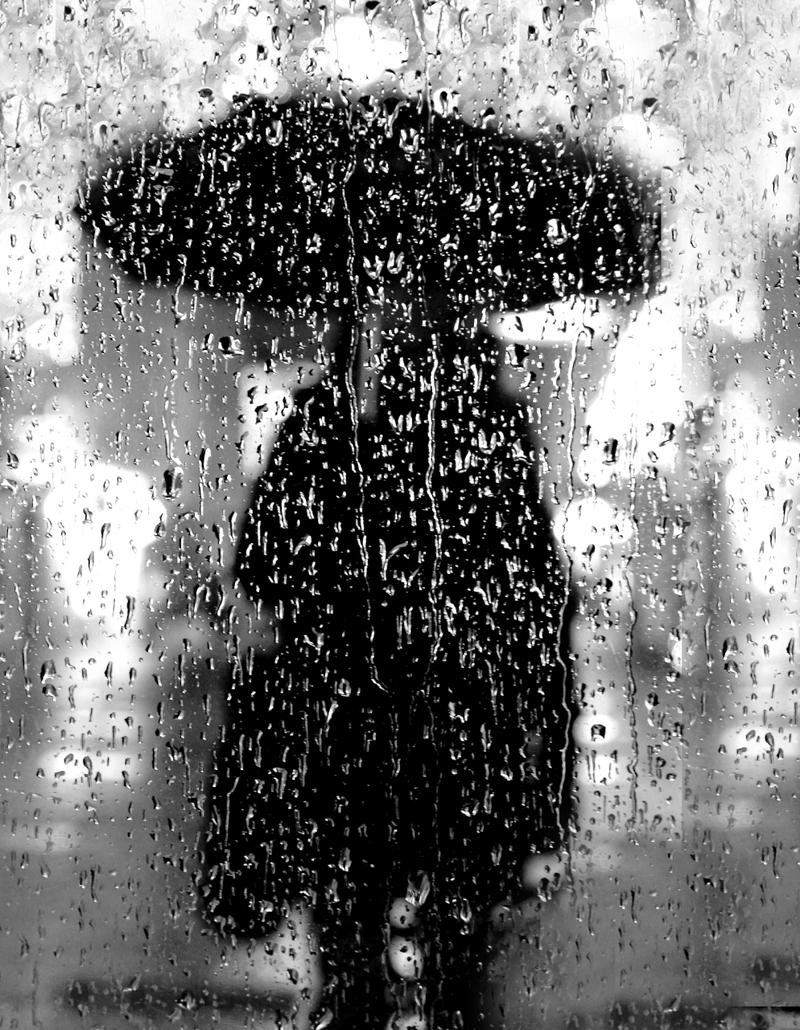 自己淋过雨,希望有能力打伞时,也能帮别人遮些雨滴.