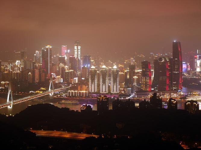 重庆南山铁塔俯瞰主城来福士广场东水门长江大桥