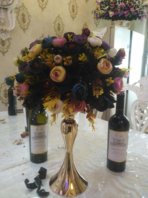 饭厅小桌鲜花满瓶,配以红酒,雅极.