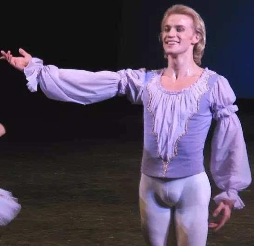 弱弱地问一句,跳芭蕾的男生穿紧身裤跳舞,不会有生理反应吗?