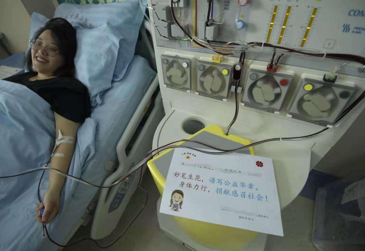 2017年,浙江女孩捐骨髓救15岁男孩,两人见面后,男孩低头跪谢
