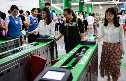 图:乘客使用电子移动支付在深圳搭乘地铁,一刷即过闸机\资料图片