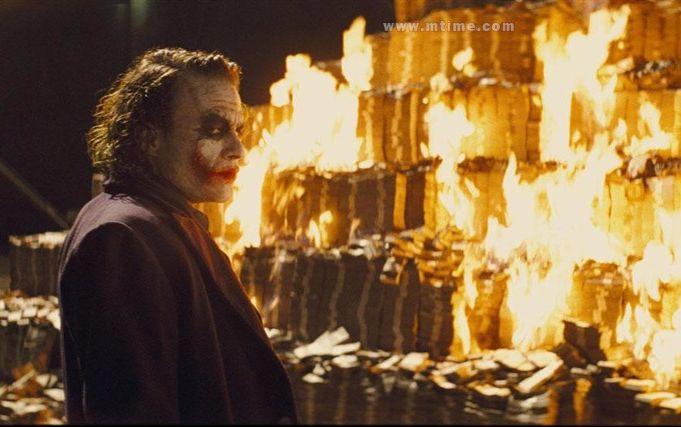 【中英字幕】《蝙蝠侠:黑暗骑士》片段,小丑霸气烧钱